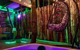 Gracelands Glamping Lodge 1